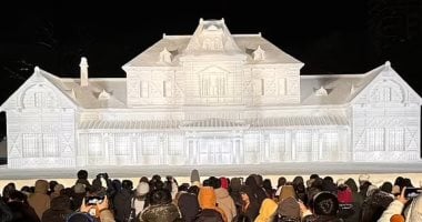 تماثيل ضخمة منحوتة من الثلج بمهرجان سابورو الياباني..شخصيات خيالية وحيوانات
