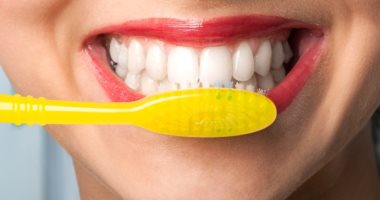 وصفات طبيعية لتبييض الأسنان والتخلص من اللون الأصفر.. أبرزها قشر البرتقال