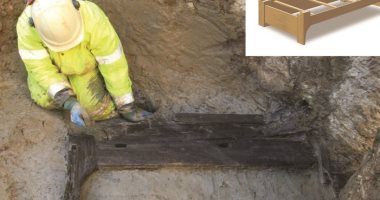 اكتشاف أول سرير جنائزى رومانى فى بريطانيا يعود لـ 2000 سنة