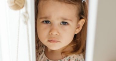 كيف تدعم طفلك عندما يتعرض للإحراج؟ 4 خطوات ونصائح لتعزيز ثقته