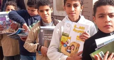 طلاب المدارس يتسلمون الكتب المدرسية للفصل الدراسى الثانى.. صور 