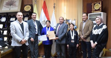 رئيس جامعة بنى سويف يكرم طالبتين لحصولهن على ميداليات مبارزة البطولة العربية