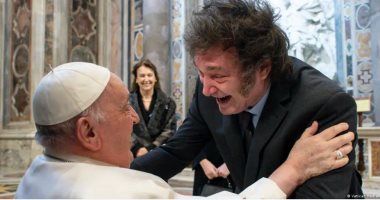 بابا الفاتيكان يستقبل رئيس الأرجنتين للمرة الأولى بالعناق