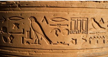 متى بدأ المصريون القدماء في استخدام الهيروغليفية؟