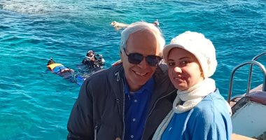 الفنان محمود عامر وزوجته يستمتعان برحلة بحرية خلال شهر العسل فى الغردقة.. فيديو
