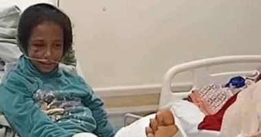 محافظ أسوان يتابع علاج طفلة سقط عليها عمود إنارة