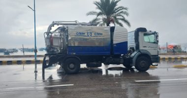 بدء عمل سيارات الشفط بجميع المحاور لسحب مياه اﻷمطار بالقاهرة والجيزة 
