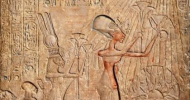 شاهد لوحة من الحجر الجيري لأخناتون ونفرتيتي ضمن مقتنيات المتحف المصري