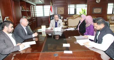 محافظ بنى سويف يصرف مساعدة لإحدى السيدات ويوجه بتوفير الحماية الاجتماعية لأسرتها