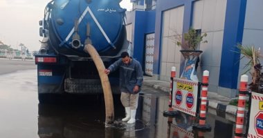 انتشار سيارات شفط المياه فى شوارع القاهرة تزامنا مع تساقط الأمطار.. صور