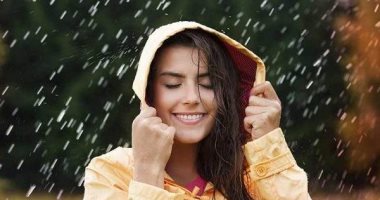4 أبراج عاشقة للطقس البارد وتستمد طاقتها الإيجابية بالمشي تحت المطر