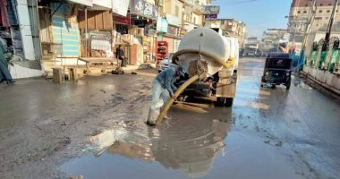 انتشار معدات الوحدات المحلية لرفع مياه الأمطار من الشوارع بكفر الشيخ.. صور