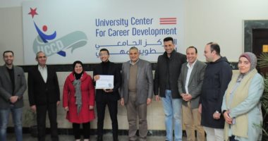 رئيس جامعة كفر الشيخ يكرم المجموعة الثانية من الطلاب المتطوعين بالمركز الجامعى