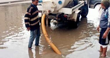 القابضة لمياه الشرب تشن حملات مكثفة لرفع تراكمات مياه الأمطار بشوارع دمياط