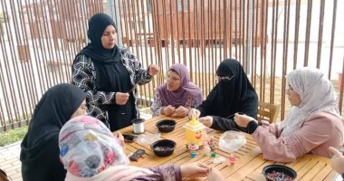 سيدات عزبة البرج بدمياط يتعلمن فنون التفصيل وفانوس رمضان في المدينة الآمنة