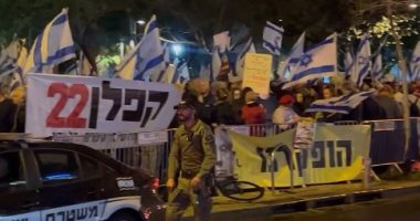 آلاف الإسرائيليين يغلقون شارع وزارة الدفاع للمطالبة بإنهاء الحرب.. فيديو