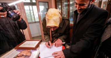 ابنة نجيب محفوظ تهدي مكتبته الخاصة إلى مكتبة الإسكندرية (صور)