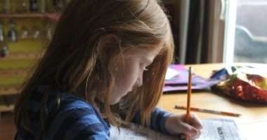 5 حلول لمنع تكاسل الأبناء وعصبية الآباء عند كتابة الواجبات المنزلية 