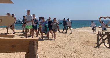 أفواج سياحية على جزيرة مجاويش بالغردقة للاستمتاع بالنقاء والهدوء.. صور