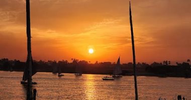 مشهد ساحر.. غروب الشمس والمراكب النيلية وسط انخفاض الحرارة بالأقصر