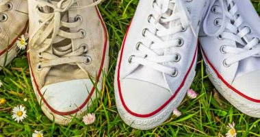 8 طرق لتنظيف الأحذية البيضاء بمكونات سهلة.. هترجعه جديد