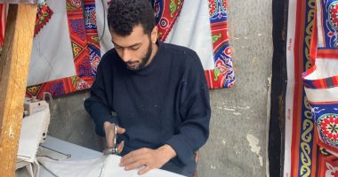 أحمد ربيع يُخلد القصص الشعبية بصناعة الخيامية.. وورث المهنة عن أجداده "فيديو"