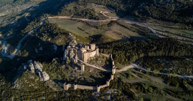 قلعة لوار الإسبانية مشهورة بأهميتها وجمالها المعمارى.. ماذا نعرف عنها؟