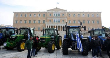 احتجاجا على السياسات الزراعية.. وقفات بالجرارات تغلق الشوارع فى اليونان