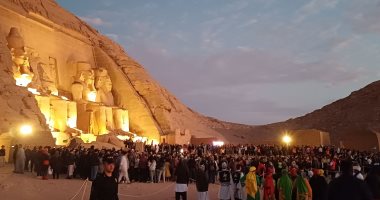 بدء توافد آلاف السائحين على معبد أبوسمبل لرؤية "تعامد الشمس".. صور