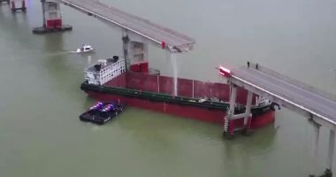 مصرع 2 وفقدان 3 آخرين إثر اصطدام سفينة حاويات بجسر فى الصين.. صور