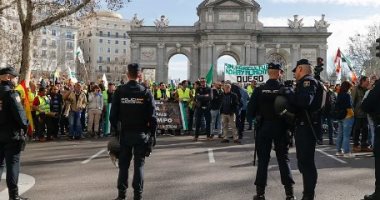 آلاف المزارعون الإسبان يغلقون الطرق احتجاجا على سياسات الزراعة ..فيديو