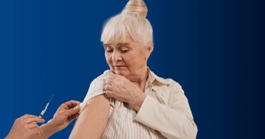 الصحة: لقاح الأنفلونزا مهم لكبار السن لحمايتهم من الإصابة بالفيروس
