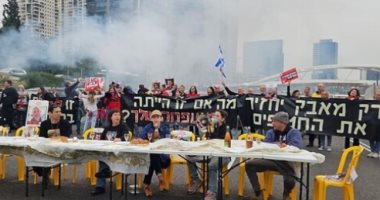 إسرائيليون يقطعون الطرق في أيالون ويطالبون نتنياهو بإتمام صفقة تبادل.. صور