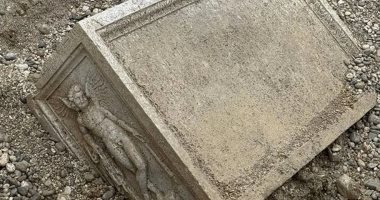 العثور على نصب أثرى رومانى يزن 13 ألف رطل في نهر بإيطاليا