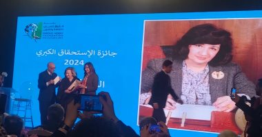 وزيرة الثقافة تسلم جائزة الاستحقاق من مؤسسة فاروق حسنى للكاتبة سناء البيسى