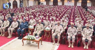 وزير الدفاع يلتقى عددًا من مقاتلى المنطقة المركزية العسكرية.. فيديو
