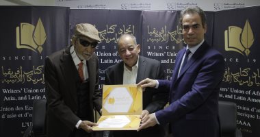 اتحاد كتاب أفريقيا وآسيا يمنح وسام الشرف للأديب محمد المنسي قنديل
