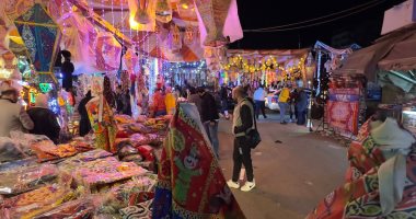 إقبال على شراء الفوانيس وزينة رمضان في شوارع حي العرب ببورسعيد.. فيديو وصور 