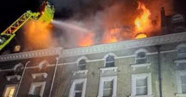 إجلاء 130 شخصا ونقل العشرات للمستشفى بسبب حريق بمبنى سكنى فى لندن.. فيديو