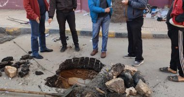 إصلاح هبوط أرضي أمام مسجد ابن خلدون في الجمرك بالإسكندرية.. صور