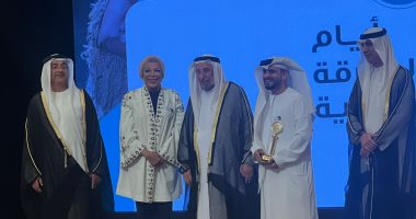 حاكم الشارقة يكرم عبد الله راشد وفخرية خميس خلال حفل افتتاح الدورة الـ 33 