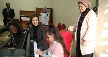 وزيرة الثقافة تشهد أولى دروس العزف على البيانو لطفلة "قادرون باختلاف".. صور
