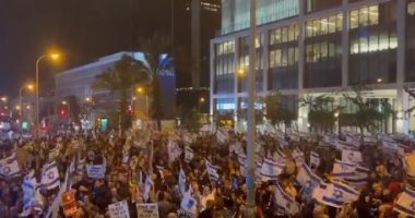 عائلات الأسرى الإسرائيليين يتظاهرون أمام وزارة الدفاع للمطالبة بعقد صفقة تبادل