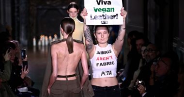 نشطاء حقوق الحيوان يقتحمون عرض أزياء لفيكتوريا بيكهام فى أسبوع موضة باريس