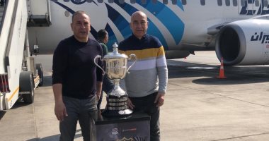 حسام وإبراهيم حسن يلتقطان الصور مع كأس مصر ويغادرون إلى الرياض