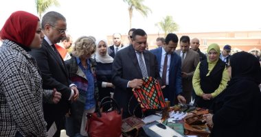 وزير التنمية المحلية ومحافظ الفيوم يتفقدان معرض "أيادى مصر" للحرف اليدوية والتراثية