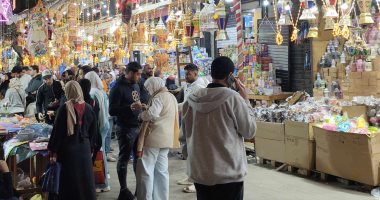 إقبال علي شراء فوانيس رمضان في الأسواق بالإسكندرية.. فيديو وصور