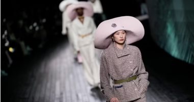 القبعات تسيطر على عرض شانيل بأسبوع الموضة فى باريس لخريف وشتاء 24/2025