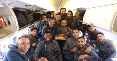 لاعبو الأهلي يحتفلون بعيد ميلاد أفشة على الطائرة.. صورة