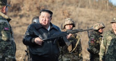 زعيم كوريا الشمالية يتفقد قاعدة تدريب عسكرية بـ "بندقية"